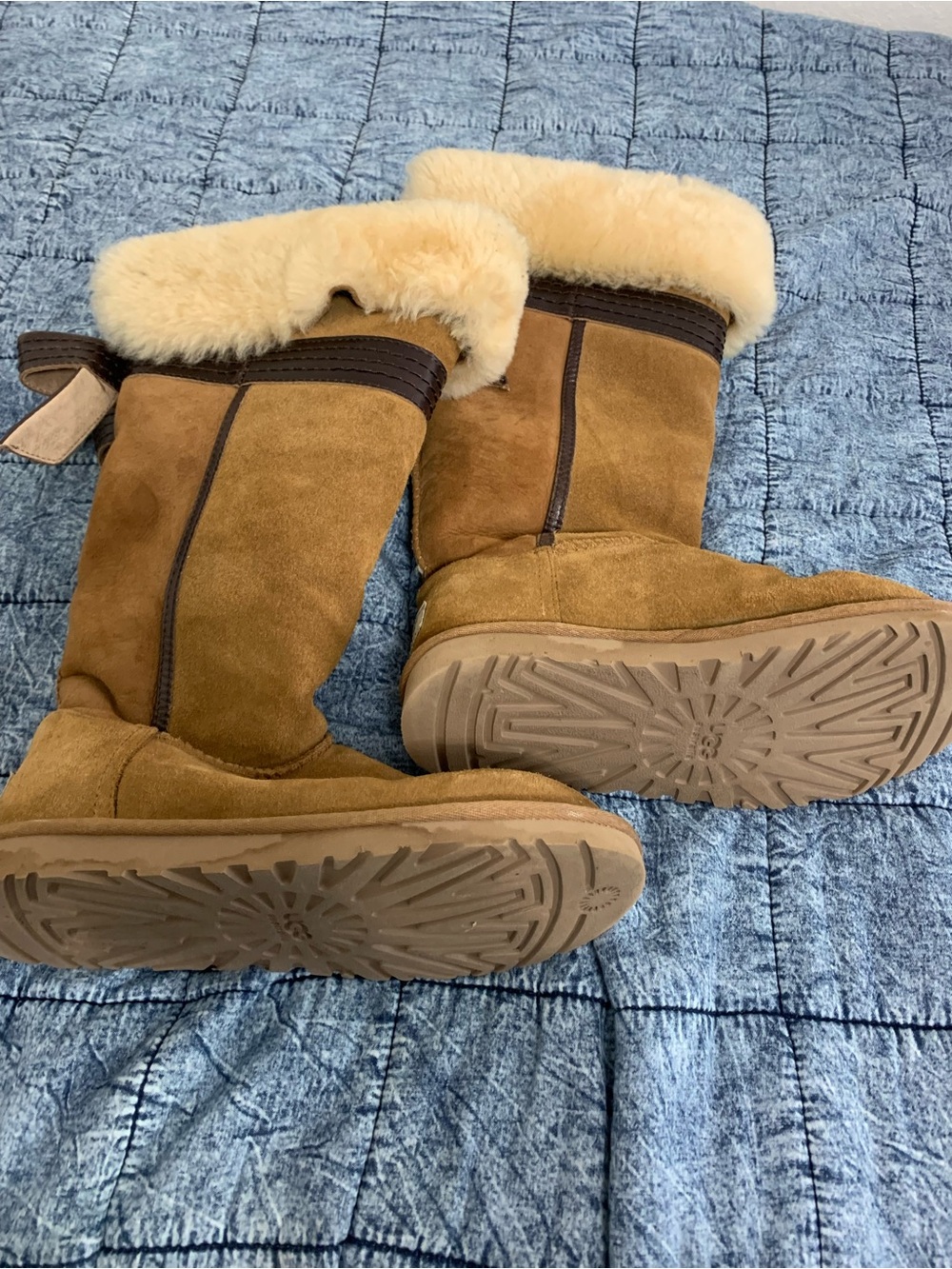 Mint condition like new UGG Chestnut Brown Suede Shearling Bow Boots size 6